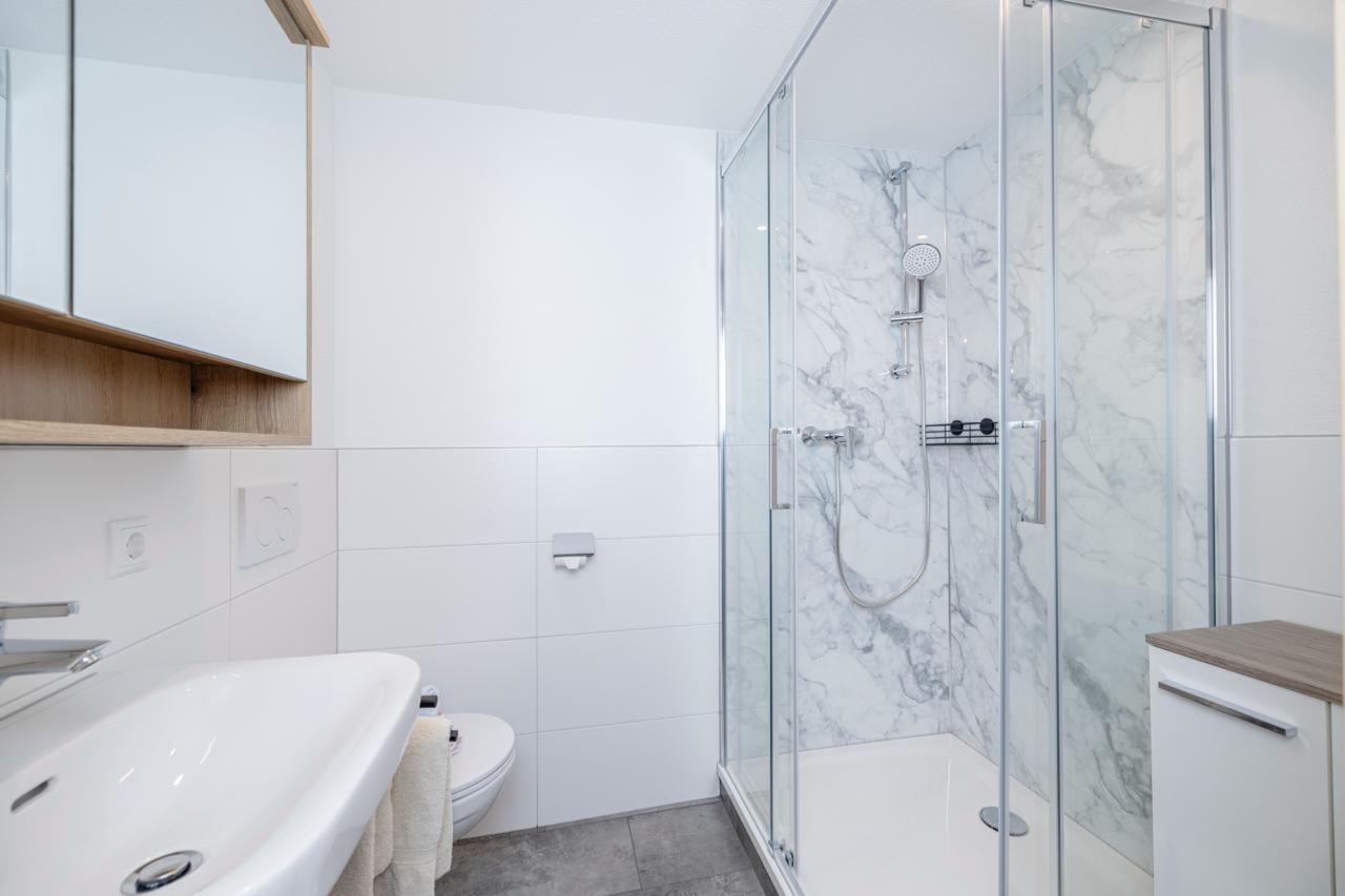 Helles Badezimmer mit Dusche im Tatscherhof