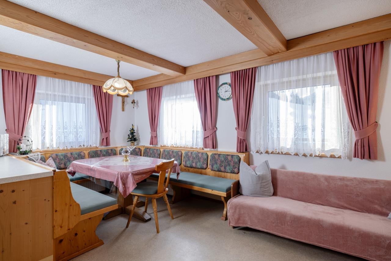 Esszimmer mit Holztisch im Tatscherhof