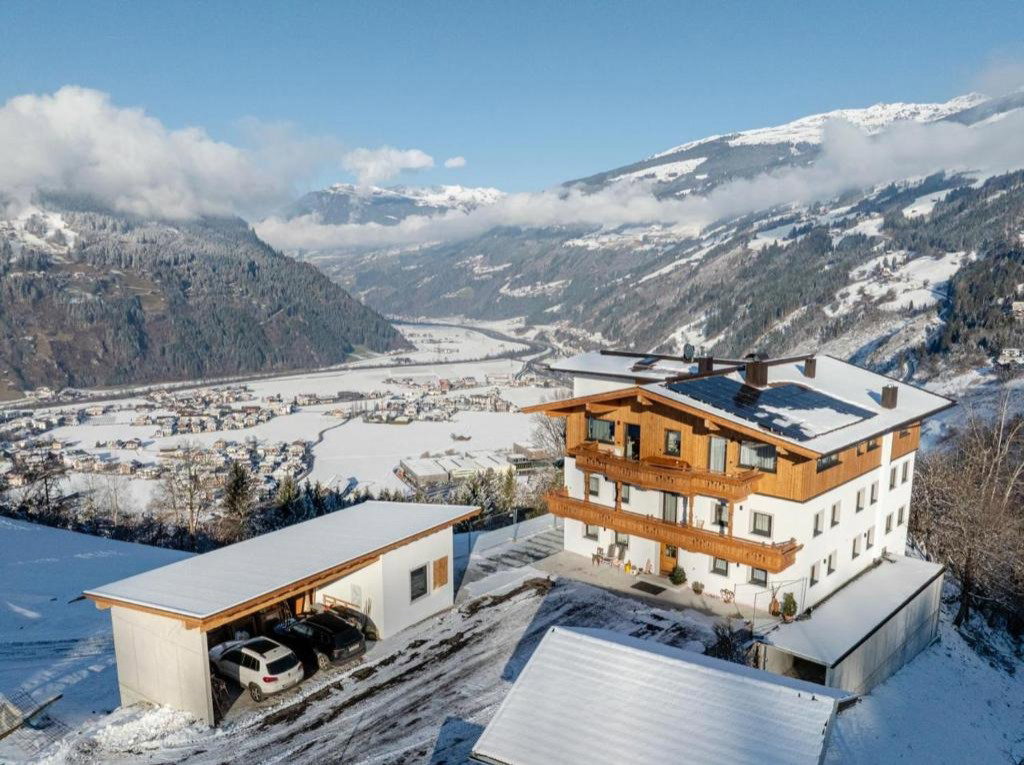 Panoramablick vom Tatscherhof ins Zillertal